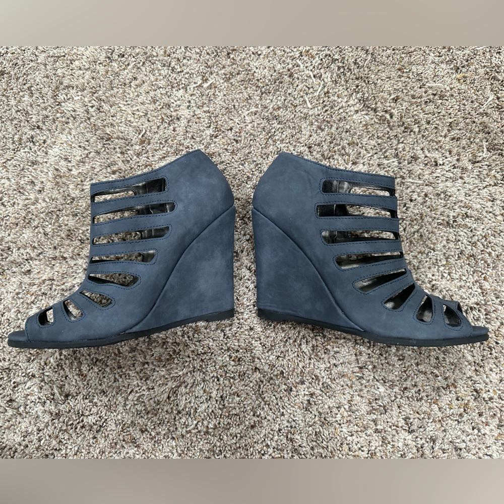 Blueish-gray wedges